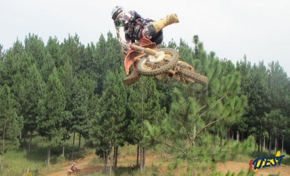 Pilotos representam Coxim em etapa do Motocross em Costa Rica