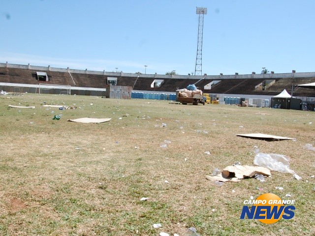 Gramado do Estádio Morenão está sendo revitalizado