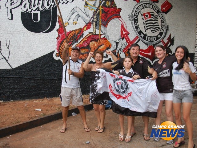 Torcedores comemoram título do Corinthians pelas ruas de Campo Grande