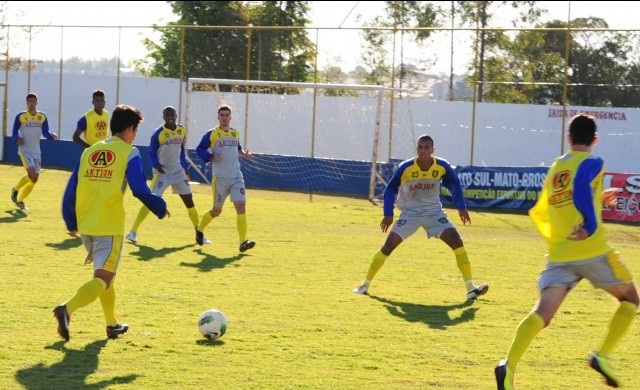Cene viaja para Catalão, onde joga sábado pelo Brasileirão, com certeza de mudanças