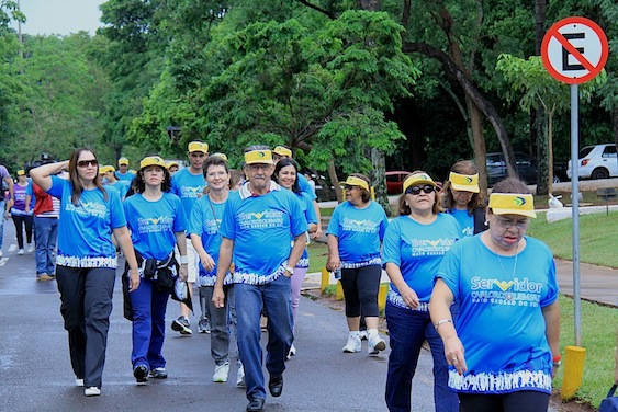 Atleta Carlão comanda caminhada pela Semana do Servidor