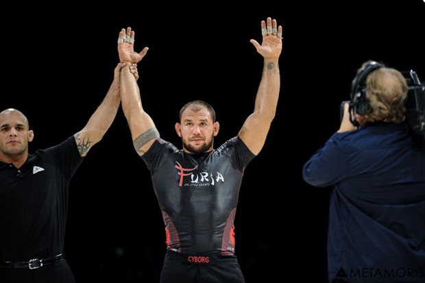 Campo-grandense Roberto Cyborg se frustra em combate com atleta do UFC