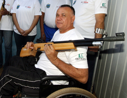 Paratleta de MS volta de torneio de tiro na Inglaterra sem medalhas