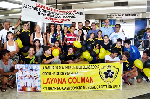 Após bronze no mundial, Layana Colman é recebida com festa em aeroporto