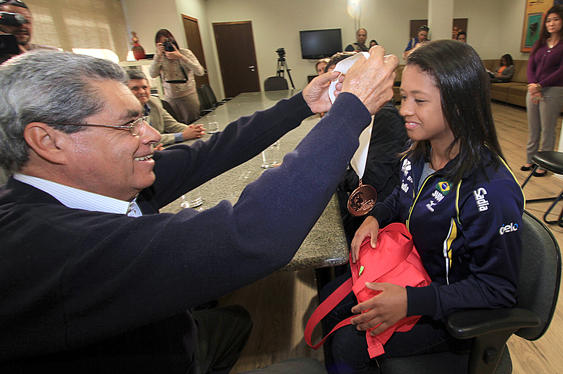 Governador recebe Layana Colman após bronze no Mundial Sub-18