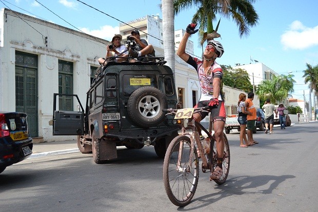 No sprint final, goiano vence prova de 63 km do mountain bike em Corumbá