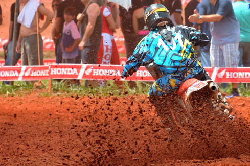 Cerca de 80 pilotos de MS participaram de etapa do Estadual de Motocross
