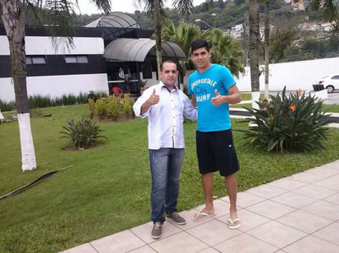 Goleiro douradense renova contrato com o Santos até 2015
