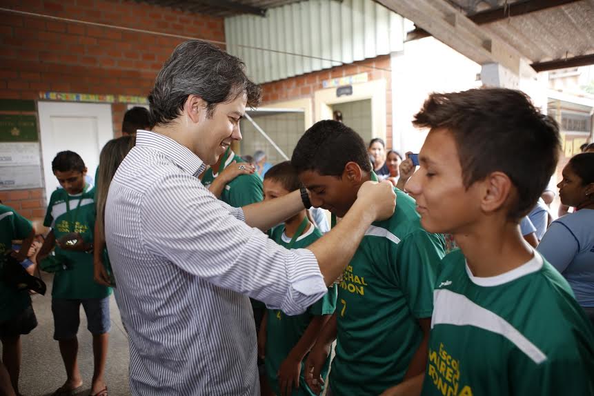 Prefeito entrega medalhas aos campeões de vôlei do 8º JOERE