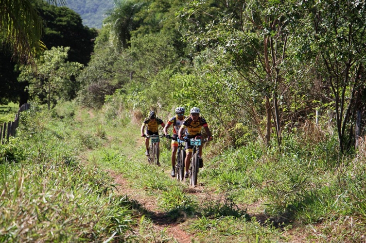 Duzentos e quarenta atletas desafiam limites em prova de mountain bike
