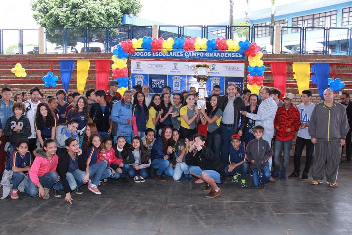 Estudantes fazem festa durante entrega de premiação dos JECs