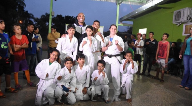 Lutador Anderson Silva visita Rede Solidária