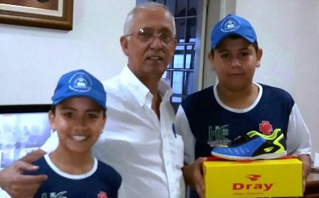 Projeto ‘Bom de Bola, Bom na Escola’ recebe doação de 43 pares de chuteiras