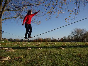 Praças esportivas da Capital oferecem aulas de Slackline