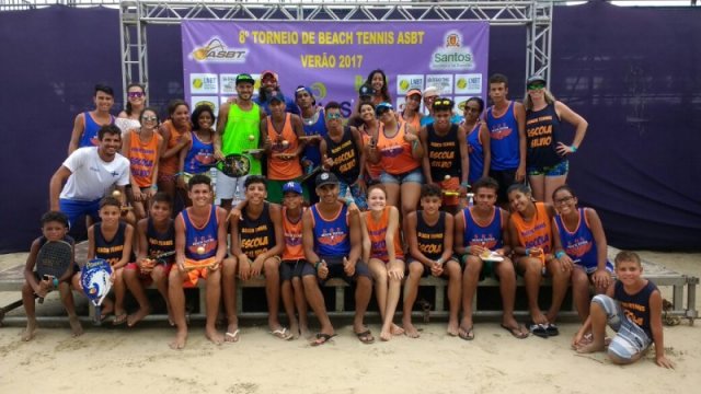 Alunos de projeto social sobem ao pódio em competição de beach tennis em Santos