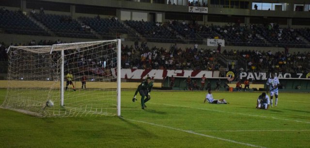 Sete marca no fim, vence Ivinhema e deixa lanterna do grupo B
