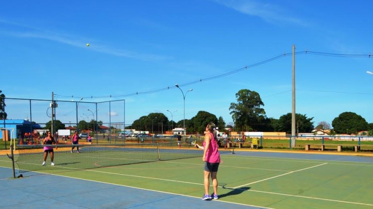 Prefeitura inicia oficina gratuita de tênis no Parque do Sóter