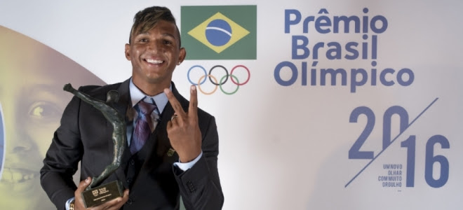 Isaquias Queiroz é eleito Melhor Atleta de 2016 pelo COB