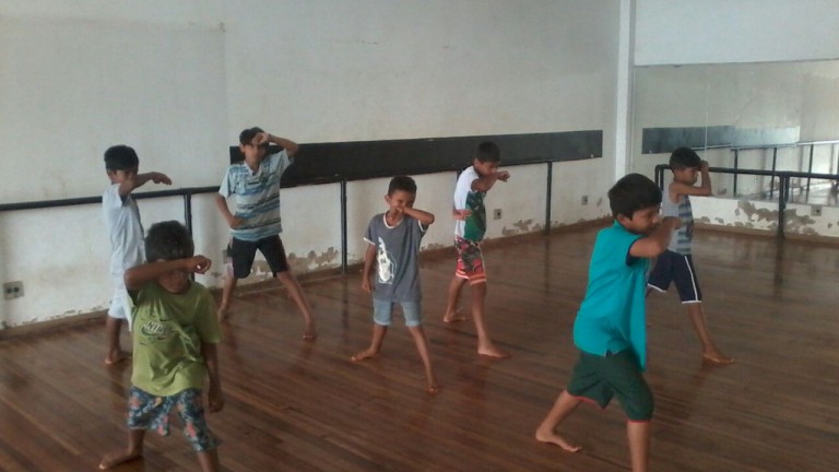 Prefeitura oferece oficina de capoeira na Orla Morena