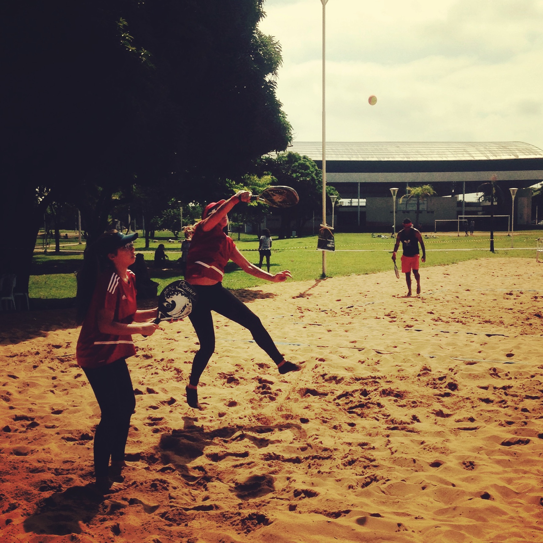 Eva Regina e Raissa Caroline faturam estadual de Beach Tennis