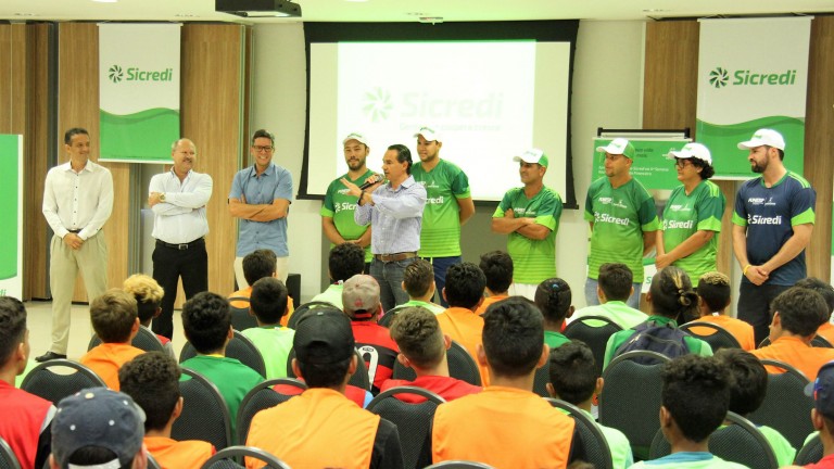 Trad acompanha capacitação de alunos da Escola de Futebol Pública