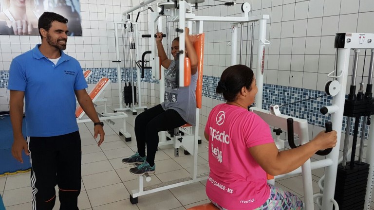 Academia de musculação pública já reúne adeptos em Campo Grande