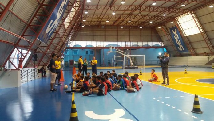 Craque da seleção empolga alunos do futsal no Sesc Camillo Boni