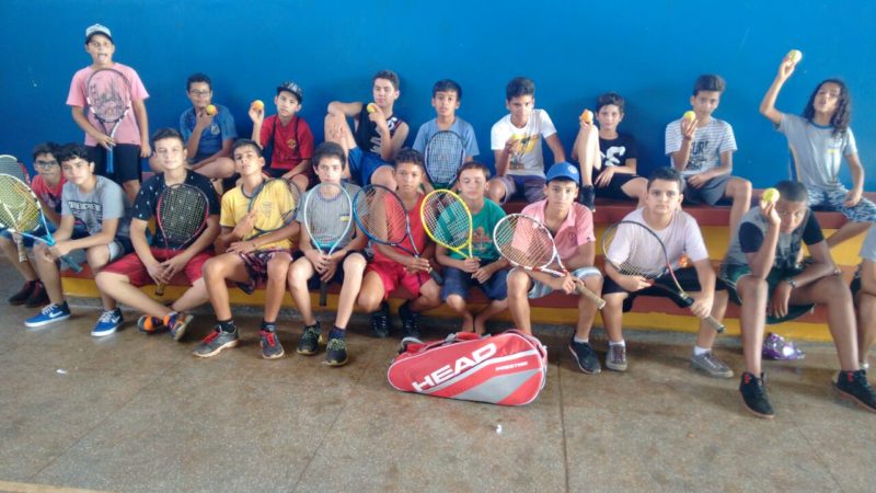 Dourados oferece aulas de tênis de quadra