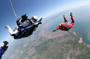 Feira de aviação traz salto duplo de paraquedas para Capital
