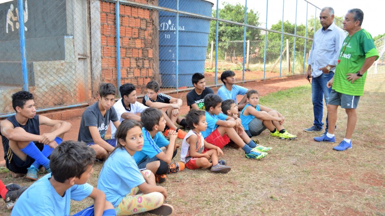 Prefeitura leva tênis e escolinha de futebol para Rochedinho
