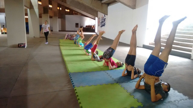 Projeto "Ginaslouquinhos" leva ginástica artística para crianças e adolescentes