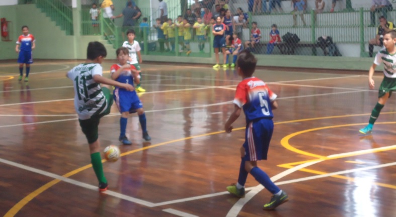 Após pausa, Copa Pelezinho segue com seis jogos no sábado