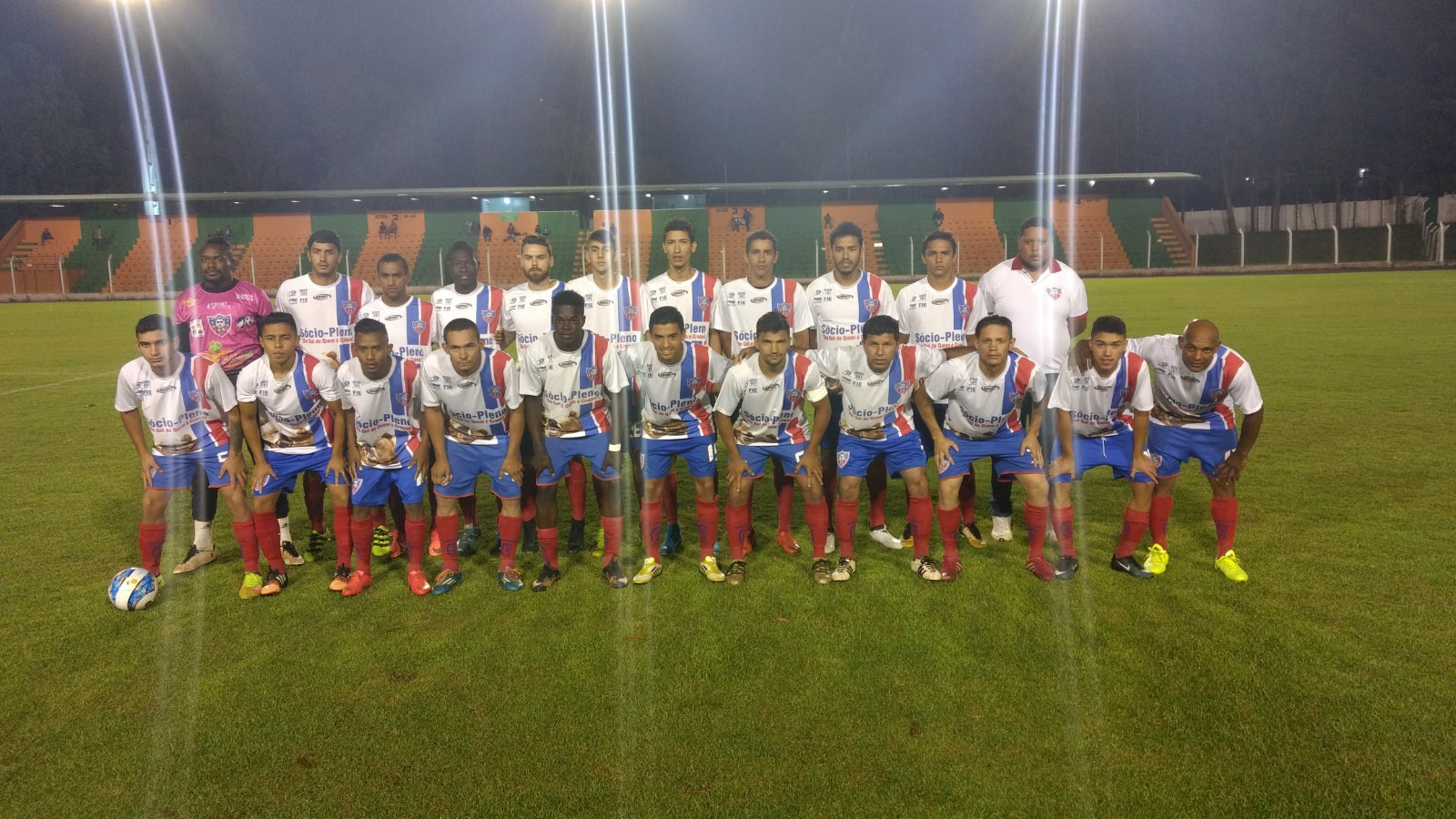 Colombiano marca, mas Urso fica no empate na estreia
