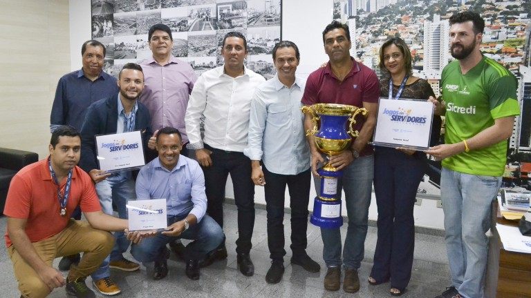 Prefeito entrega troféus dos Jogos dos Servidores