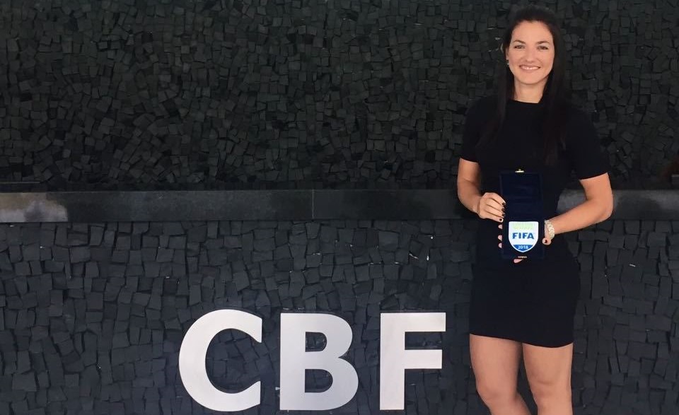 Árbitra de Mato Grosso do Sul recebe insígnia da FIFA