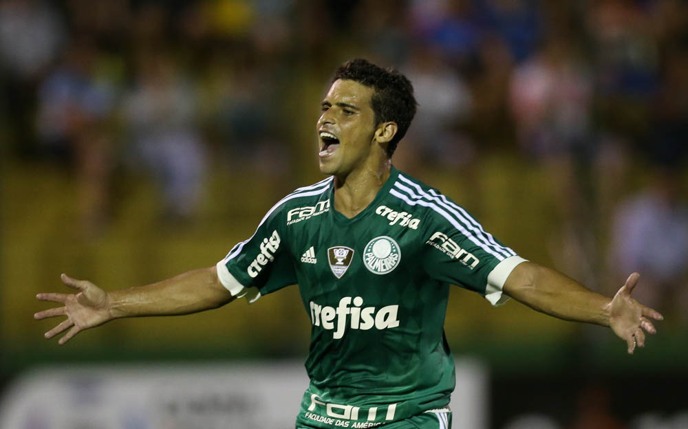 Jean passa por cirurgia no joelho e deve desfalcar Palmeiras