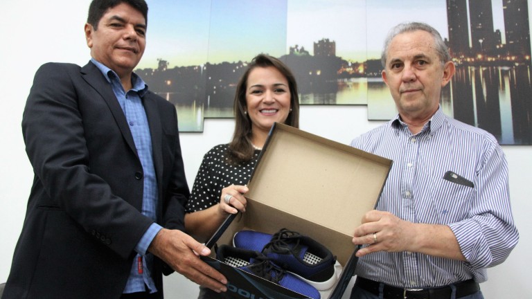 Prefeitura fecha parceria e garante tênis para atender crianças