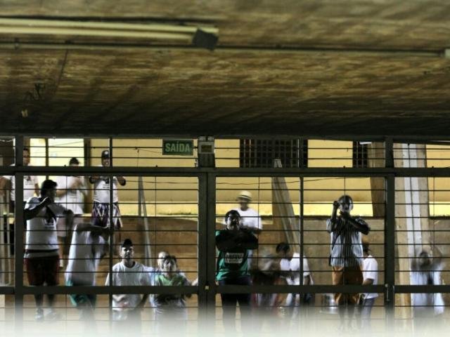 Da grade, torcida vê o Novo ser eliminado da Copa do Brasil