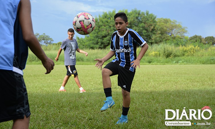Jogador revelado em projeto voluntário de professor, treina hoje na base do Grêmio