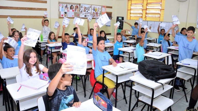 Alunos recebem ingresso para jogo do Operário no domingo