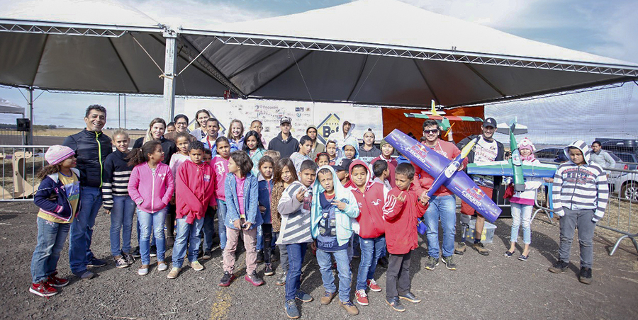 Crianças de Nova Casa Verde prestigiam Encontro de Aeromodelismo