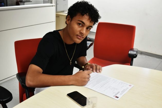 Jovem de Paranhos assina contrato com Internacional