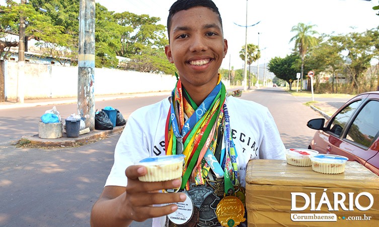 Por sonho, atleta corumbaense vende pavê nas ruas da cidade
