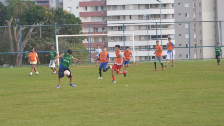 Funesp realiza oficinas de futebol em cinco praças de Campo Grande