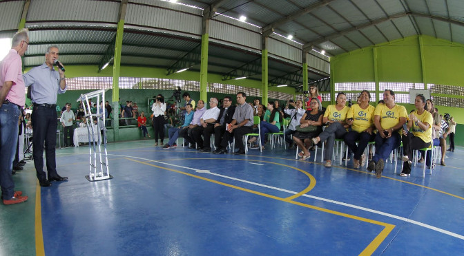 Solicitada por alunos, reforma de quadra de esportes é entregue por Reinaldo Azambuja