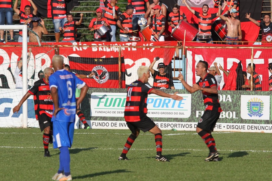 Águia Negra vence de virada e coloca uma mão na taça