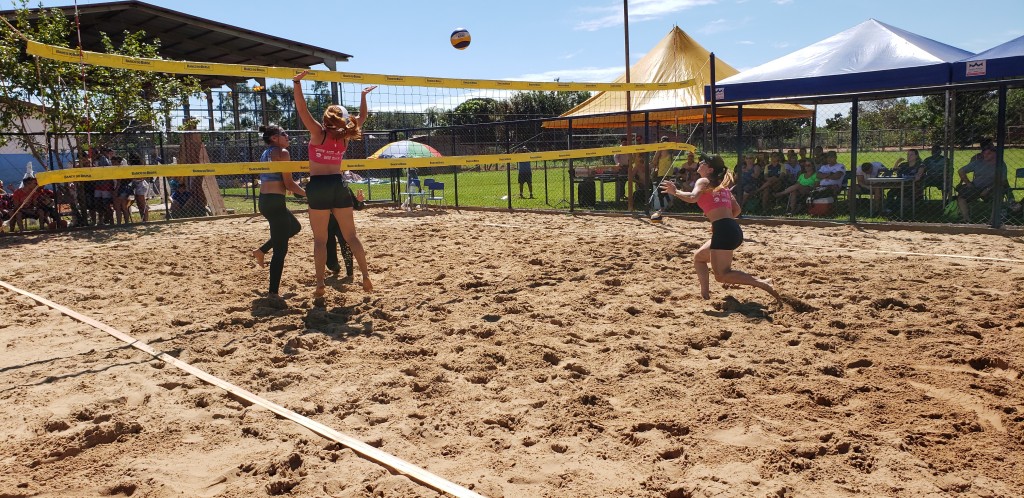 Escola inaugura quadra de areia com campeonato de vôlei de praia