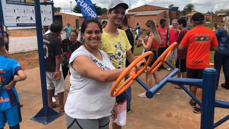 Moradores do Nova Bahia recebem academia ao ar livre