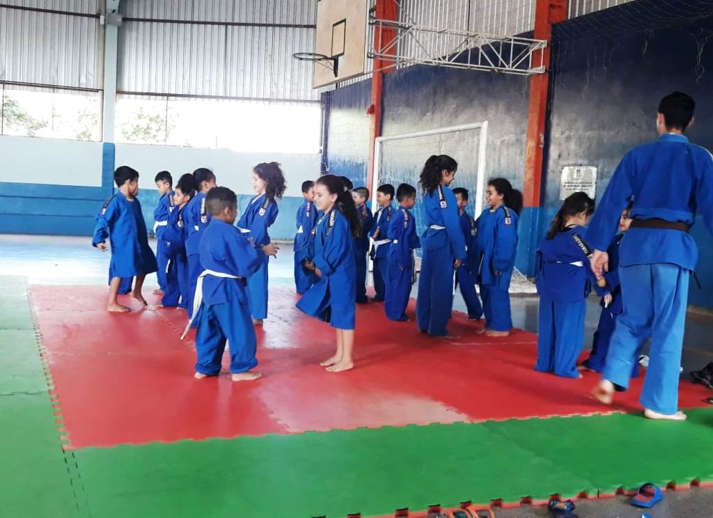 Alunos de escola em Dourados têm aulas de judô