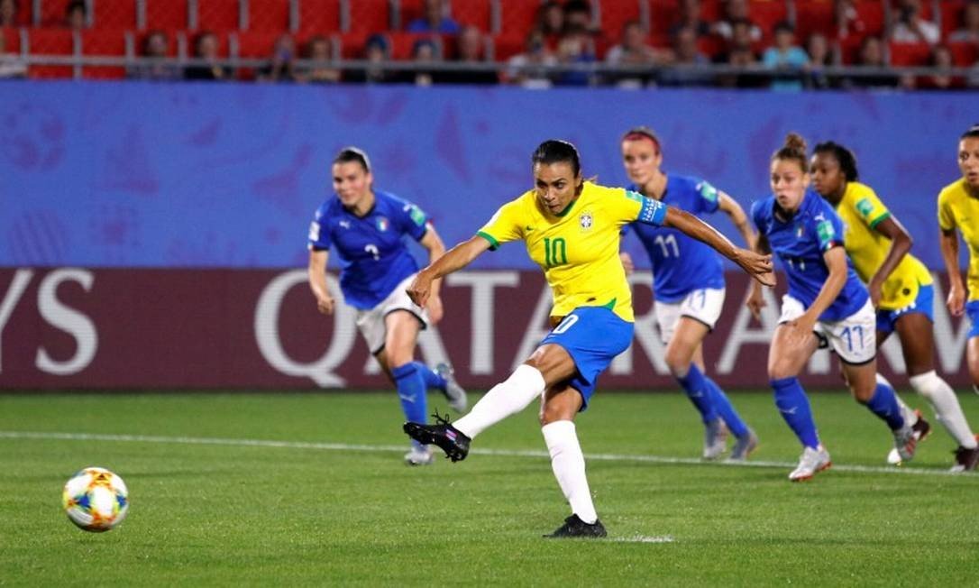 Marta anota gol e se torna maior artilheira da história da Copa